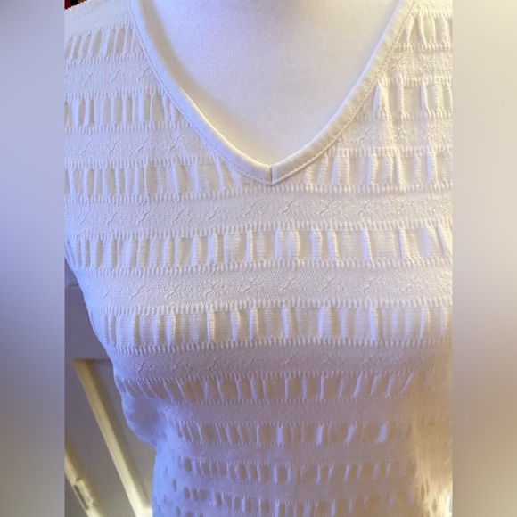 Liz Claiborne White Textured Short Sleeve V Neck Top🌼 - Picture 9 of 9